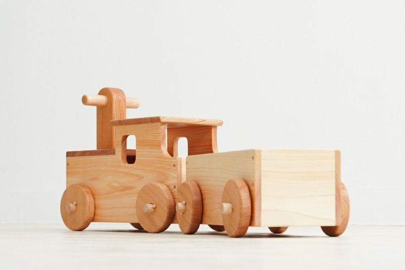 子どもが乗れる木の連結汽車 機関車マルクト